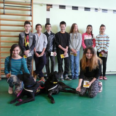 On the picture nine little students are standing with our Good to know booklet in their hand. Dió and Ebu are posing happily