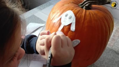 Luca körberajzolja a vidáman mosolygó labradoros sablont