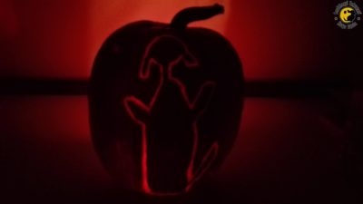 Így néz ki egy mágikus labrador az éjszakában. Luca kivájta a tök belsejét és gyertyát helyezett bele