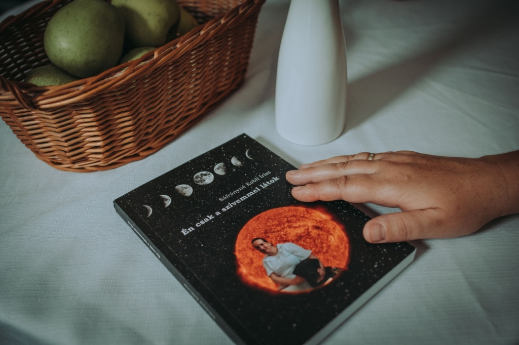 Sáfrány Írisz „Én csak a szívemmel látok” című önéletrajzi könyve egy asztalon látható.