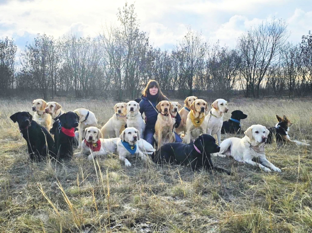 Nyíriné Kovács Mária, a Marcsi-futi népes vakvezető tanuló csapatával