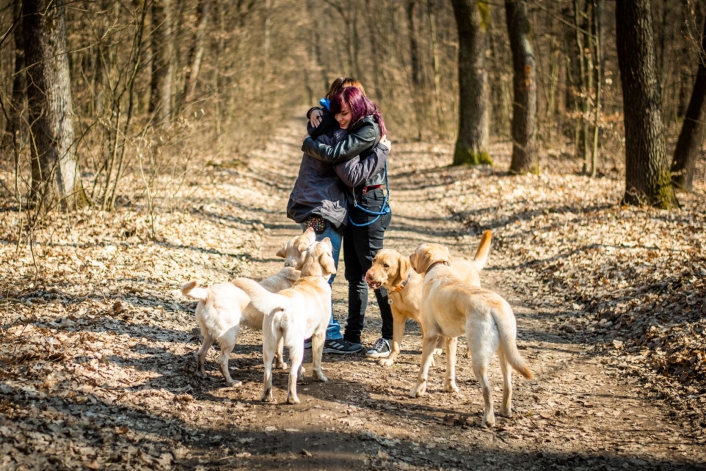 Kliensünk, Kasztner Flóra a szombathelyi parkerdőben futtatta vakvezető kutyáját, Akácot. Vele tartott Akác kiképzője, Köbli Mónika három vakvezető tanulójával