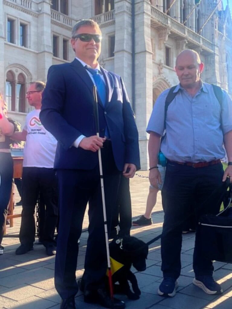 Kátai-Németh Vilmos Minister of Social and Family Affairs after his inauguration at the event in Kossuth tér, with Varga László puppy-trainer of our foundation’s guide dog trainee called Obszidián